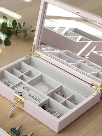 Szkatułka na biżuterię Loves Luxury jasnoróżowa z pokrywką i lusterkiem