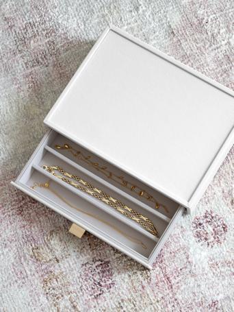 Pebble White Classic Necklace Drawer Layer