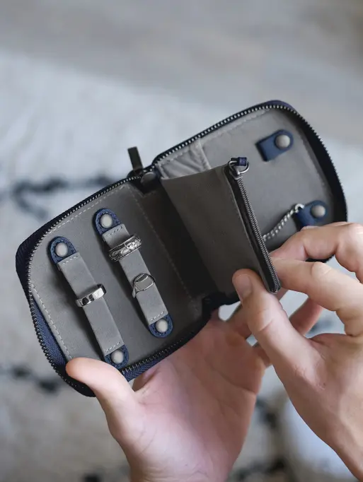 Pudełko podróżne na biżuterię z miejscem na pierścionki Stackers Pebble małe granatowe