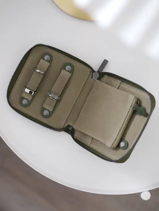 Pudełko podróżne na biżuterię z miejscem na pierścionki Stackers Pebble małe oliwkowe