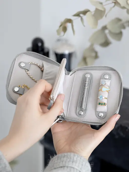 Pudełko podróżne na biżuterię z miejscem na pierścionki Stackers Pebble małe kamienna szarość