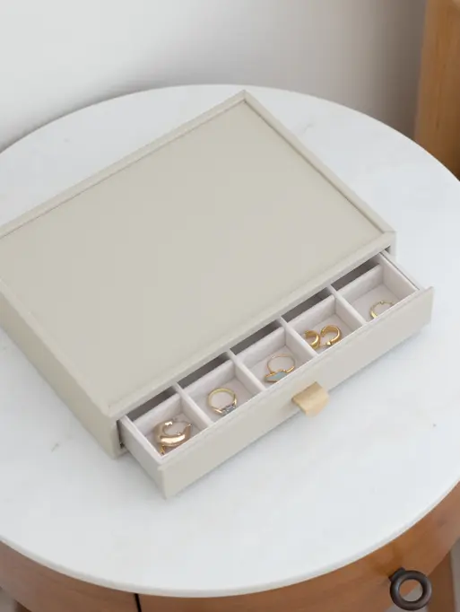 Szkatułka na biżuterię Stackers Pebble 15 komorowa classic jasnobeżowa z szufladą