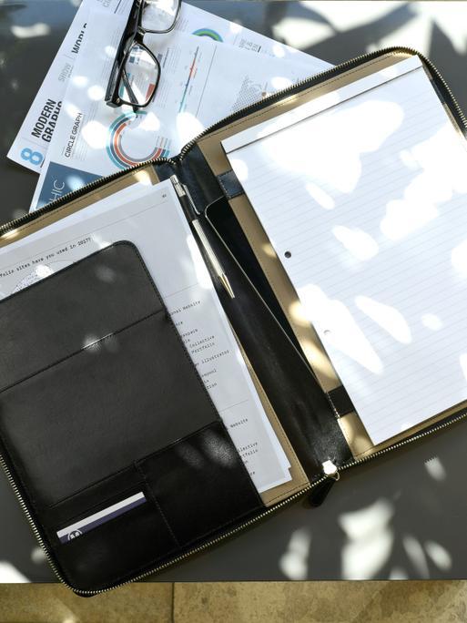 Windsor Black A4 Zipped document folder