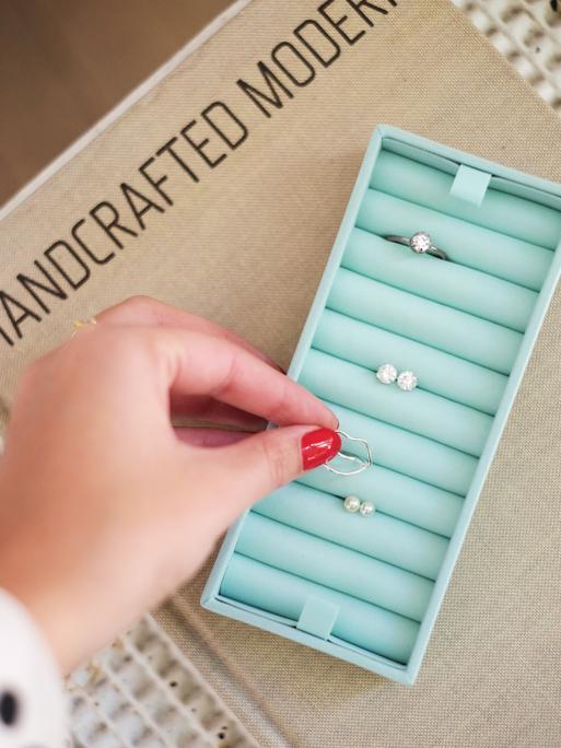 Velvet ring holder best sale